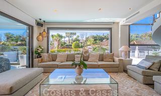 Sfeervolle luxevilla in contemporaine bouwstijl te koop met zeezicht, gelegen in een begeerde residentiële woonwijk op Marbella’s Golden Mile 50205 