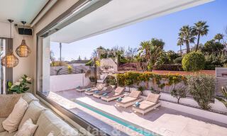 Sfeervolle luxevilla in contemporaine bouwstijl te koop met zeezicht, gelegen in een begeerde residentiële woonwijk op Marbella’s Golden Mile 50207 