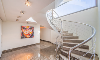 Sfeervolle luxevilla in contemporaine bouwstijl te koop met zeezicht, gelegen in een begeerde residentiële woonwijk op Marbella’s Golden Mile 50208 