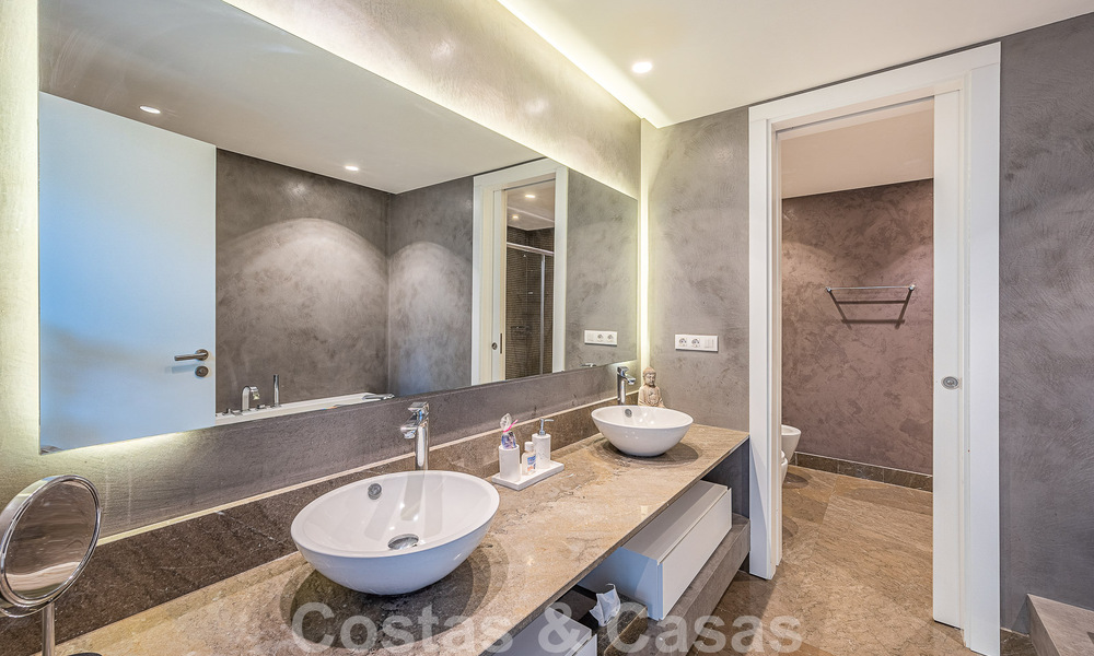 Sfeervolle luxevilla in contemporaine bouwstijl te koop met zeezicht, gelegen in een begeerde residentiële woonwijk op Marbella’s Golden Mile 50209