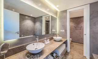 Sfeervolle luxevilla in contemporaine bouwstijl te koop met zeezicht, gelegen in een begeerde residentiële woonwijk op Marbella’s Golden Mile 50209 