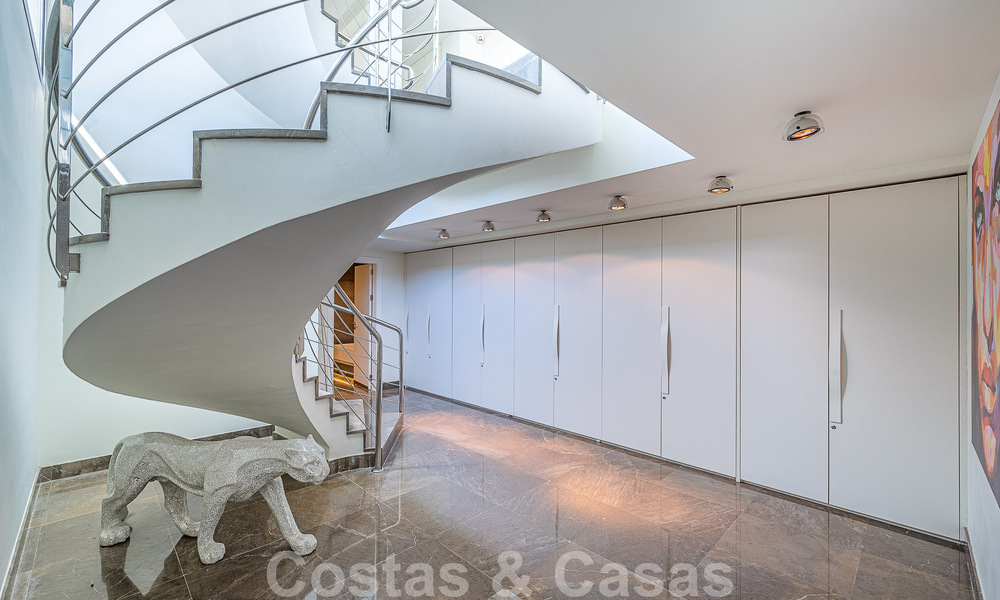 Sfeervolle luxevilla in contemporaine bouwstijl te koop met zeezicht, gelegen in een begeerde residentiële woonwijk op Marbella’s Golden Mile 50210
