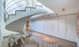 Sfeervolle luxevilla in contemporaine bouwstijl te koop met zeezicht, gelegen in een begeerde residentiële woonwijk op Marbella’s Golden Mile 50210 