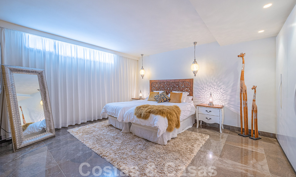 Sfeervolle luxevilla in contemporaine bouwstijl te koop met zeezicht, gelegen in een begeerde residentiële woonwijk op Marbella’s Golden Mile 50212