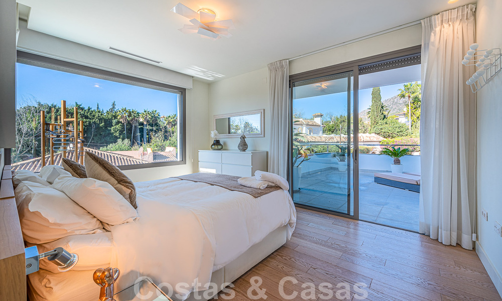 Sfeervolle luxevilla in contemporaine bouwstijl te koop met zeezicht, gelegen in een begeerde residentiële woonwijk op Marbella’s Golden Mile 50213