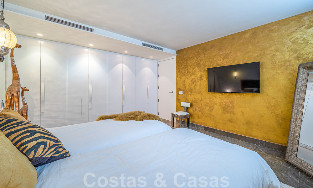 Sfeervolle luxevilla in contemporaine bouwstijl te koop met zeezicht, gelegen in een begeerde residentiële woonwijk op Marbella’s Golden Mile 50214