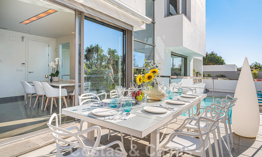 Sfeervolle luxevilla in contemporaine bouwstijl te koop met zeezicht, gelegen in een begeerde residentiële woonwijk op Marbella’s Golden Mile 50215