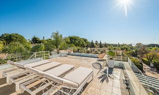Sfeervolle luxevilla in contemporaine bouwstijl te koop met zeezicht, gelegen in een begeerde residentiële woonwijk op Marbella’s Golden Mile 50217 
