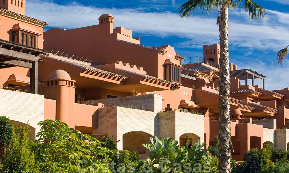 Luxe appartementen in Alhambra stijl te koop aan de strandzijde tussen Marbella en Estepona 25983