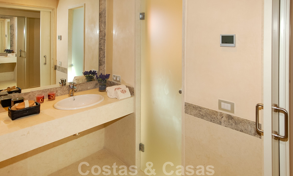 Luxe appartementen in Alhambra stijl te koop aan de strandzijde tussen Marbella en Estepona 25987