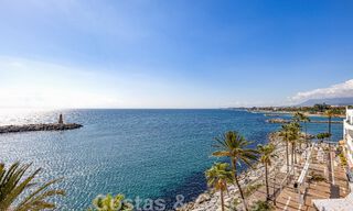 Gigantisch duplex penthouse te koop met adembenemend zeezicht op eerstelijnsstrand in de jachthaven van Puerto Banus, Marbella 49108 