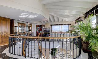 Gigantisch duplex penthouse te koop met adembenemend zeezicht op eerstelijnsstrand in de jachthaven van Puerto Banus, Marbella 49122 