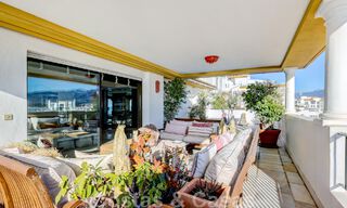 Gigantisch duplex penthouse te koop met adembenemend zeezicht op eerstelijnsstrand in de jachthaven van Puerto Banus, Marbella 49129 