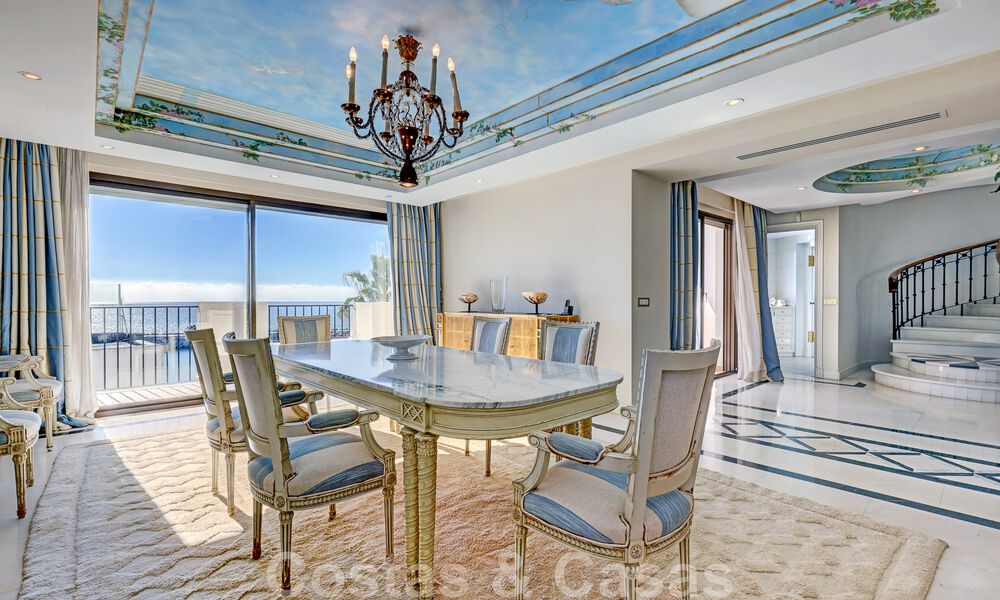 Gigantisch duplex penthouse te koop met adembenemend zeezicht op eerstelijnsstrand in de jachthaven van Puerto Banus, Marbella 49163