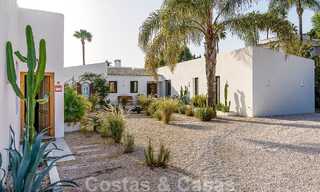 Sfeervolle, karakteristieke villa in Ibiza-stijl te koop met een groot separaat gastenverblijf gelegen in West Marbella 49918 
