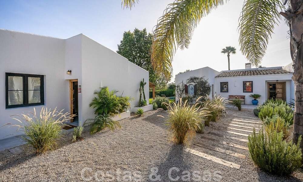 Sfeervolle, karakteristieke villa in Ibiza-stijl te koop met een groot separaat gastenverblijf gelegen in West Marbella 49919