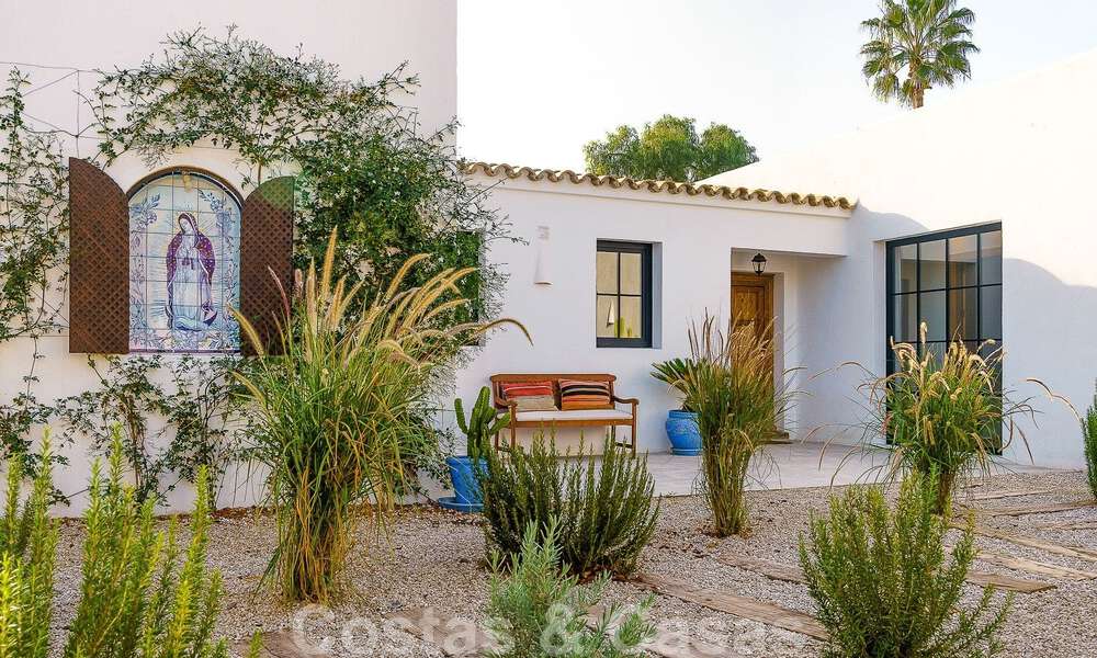 Sfeervolle, karakteristieke villa in Ibiza-stijl te koop met een groot separaat gastenverblijf gelegen in West Marbella 49920