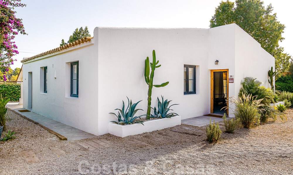 Sfeervolle, karakteristieke villa in Ibiza-stijl te koop met een groot separaat gastenverblijf gelegen in West Marbella 49944