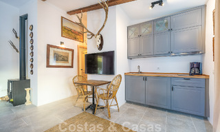 Sfeervolle, karakteristieke villa in Ibiza-stijl te koop met een groot separaat gastenverblijf gelegen in West Marbella 49948 