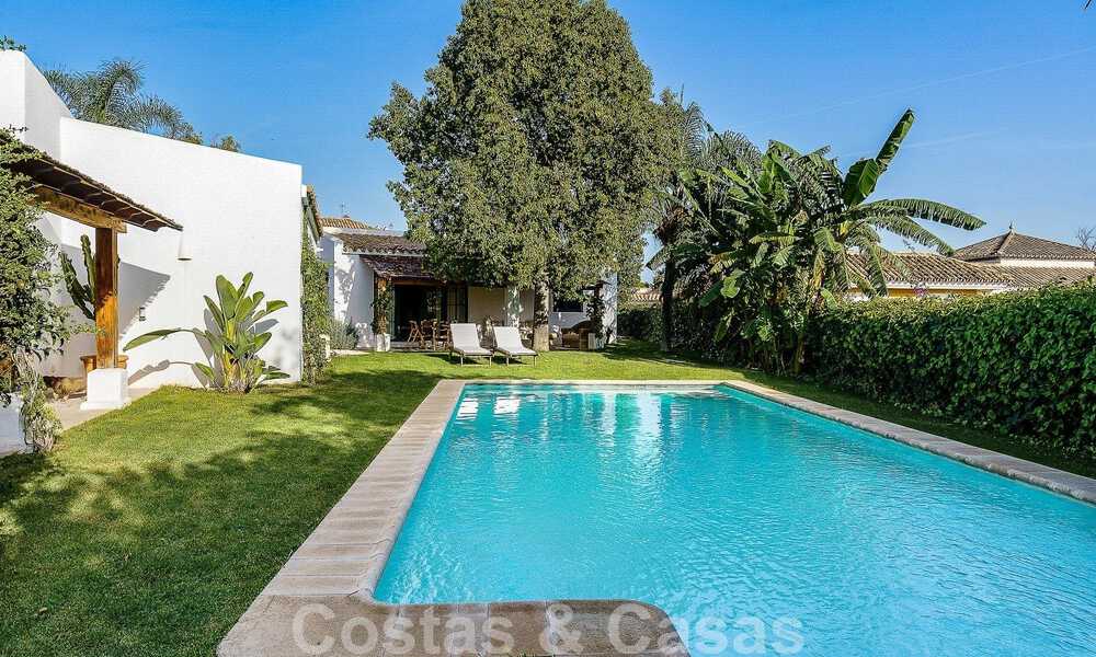 Sfeervolle, karakteristieke villa in Ibiza-stijl te koop met een groot separaat gastenverblijf gelegen in West Marbella 49970