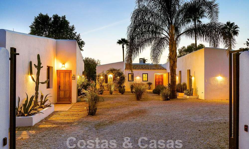 Sfeervolle, karakteristieke villa in Ibiza-stijl te koop met een groot separaat gastenverblijf gelegen in West Marbella 49971