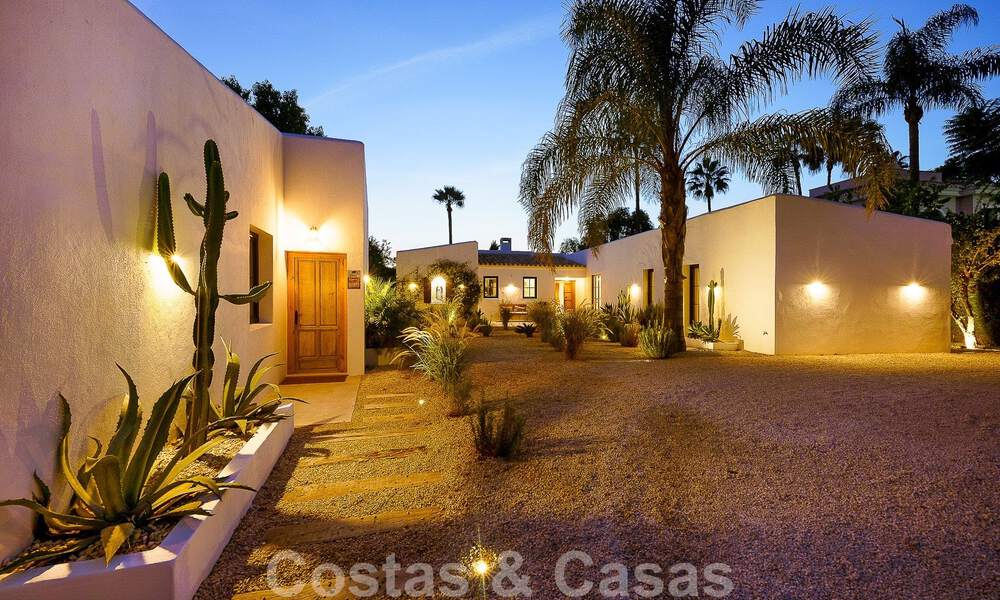 Sfeervolle, karakteristieke villa in Ibiza-stijl te koop met een groot separaat gastenverblijf gelegen in West Marbella 49972