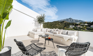 Zeer bekoorlijk en ruim luxe penthouse te koop met open zeezicht vanaf het solarium in La Quinta, Benahavis - Marbella 49990 