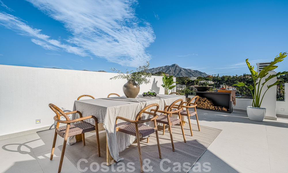 Zeer bekoorlijk en ruim luxe penthouse te koop met open zeezicht vanaf het solarium in La Quinta, Benahavis - Marbella 49991
