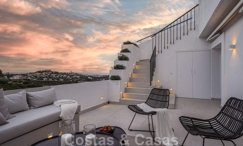 Zeer bekoorlijk en ruim luxe penthouse te koop met open zeezicht vanaf het solarium in La Quinta, Benahavis - Marbella 49993