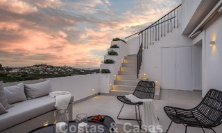 Zeer bekoorlijk en ruim luxe penthouse te koop met open zeezicht vanaf het solarium in La Quinta, Benahavis - Marbella 49993 