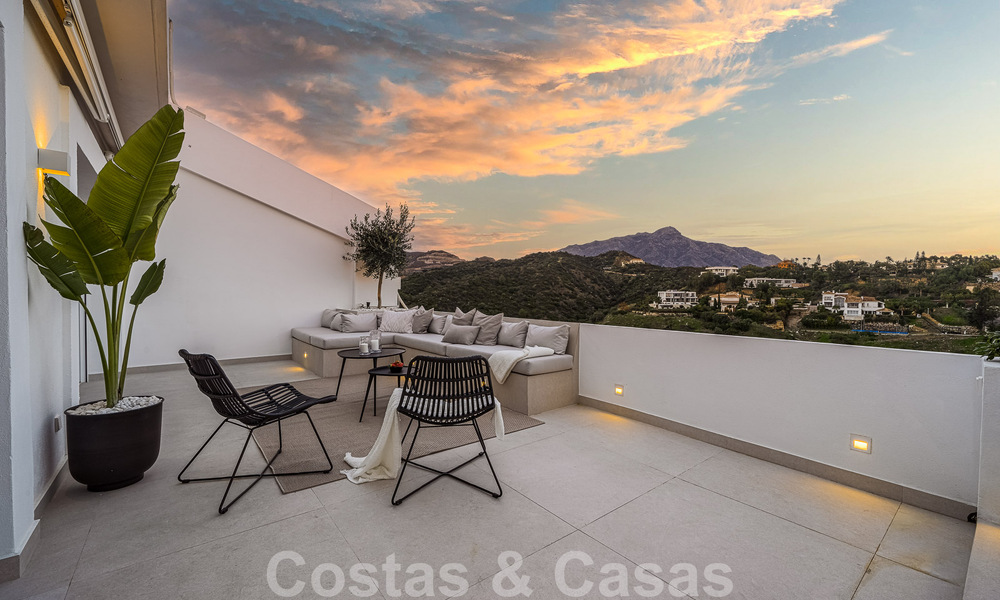 Zeer bekoorlijk en ruim luxe penthouse te koop met open zeezicht vanaf het solarium in La Quinta, Benahavis - Marbella 49994