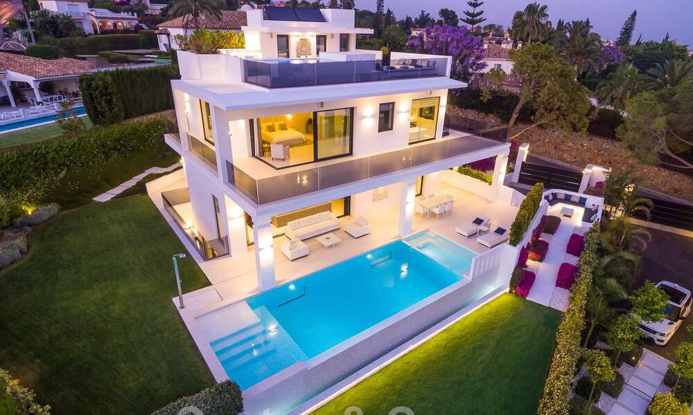 Contemporaine, vrijstaande luxevilla te koop met panoramisch berg- en zeezicht, hartje Golden Mile van Marbella 49906