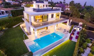 Contemporaine, vrijstaande luxevilla te koop met panoramisch berg- en zeezicht, hartje Golden Mile van Marbella 49906 