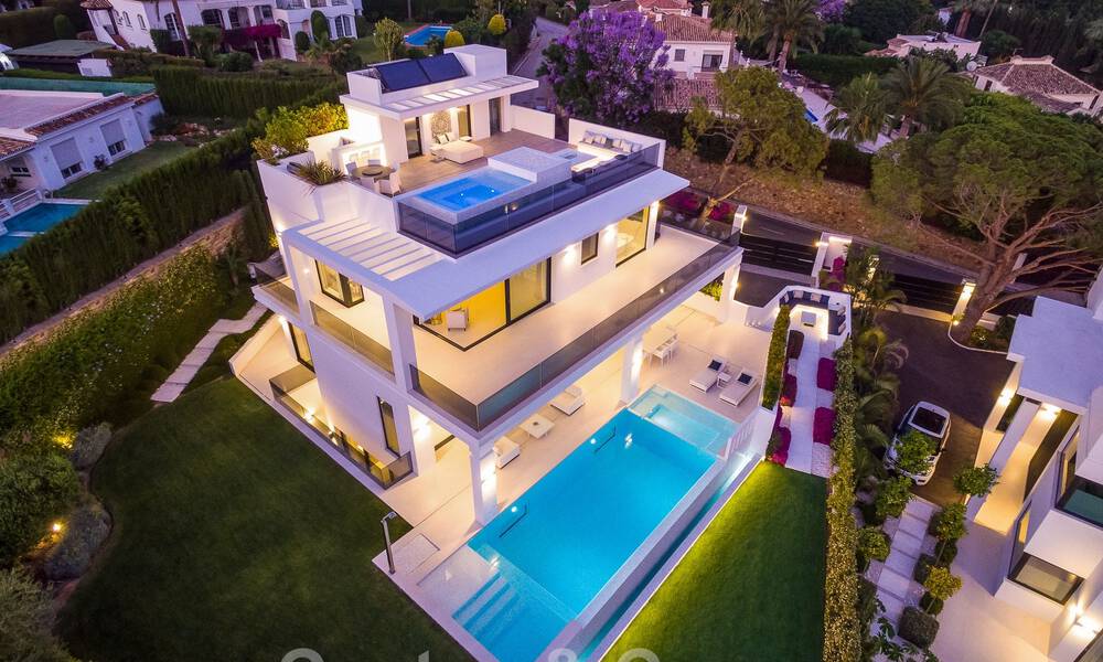 Contemporaine, vrijstaande luxevilla te koop met panoramisch berg- en zeezicht, hartje Golden Mile van Marbella 49907