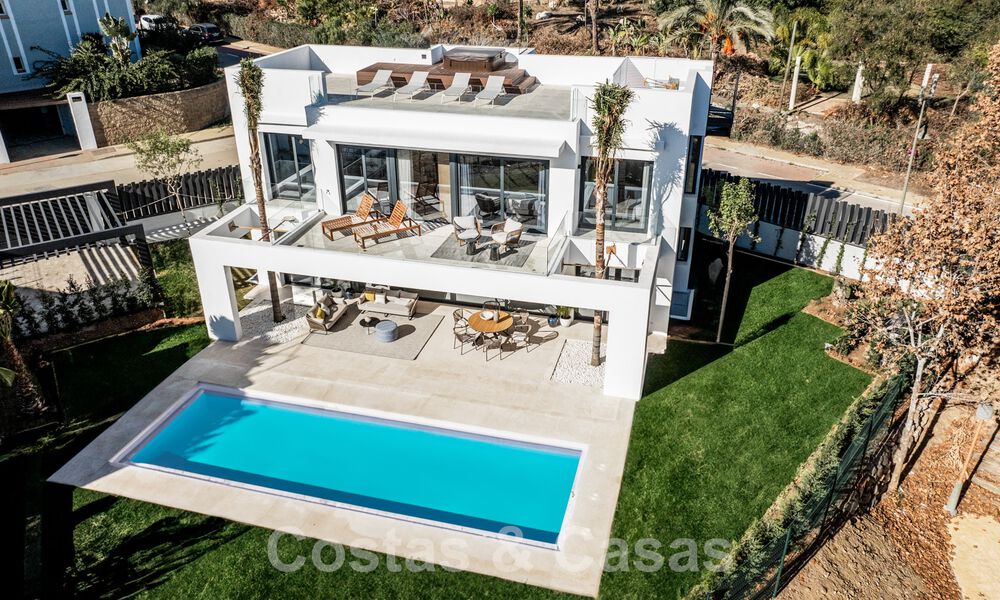 2 prestigieuze nieuwbouwvilla’s te koop op loopafstand van een schitterend golfclubhuis op de New Golden Mile, tussen Marbella en Estepona 64371