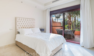 Halfvrijstaand huis in Spaanse stijl te koop in een prestigieuze urbanisatie op loopafstand van Puerto Banus en het strand in Nueva Andalucia, Marbella 49739 