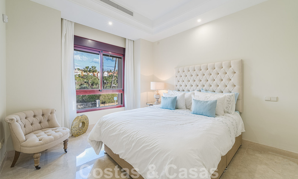 Halfvrijstaand huis in Spaanse stijl te koop in een prestigieuze urbanisatie op loopafstand van Puerto Banus en het strand in Nueva Andalucia, Marbella 49741