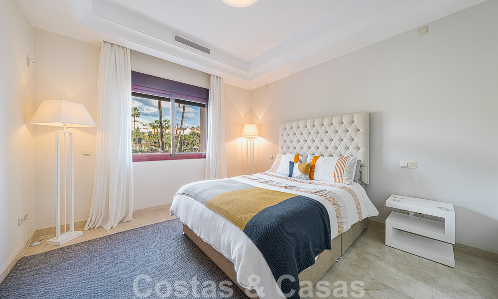 Halfvrijstaand huis in Spaanse stijl te koop in een prestigieuze urbanisatie op loopafstand van Puerto Banus en het strand in Nueva Andalucia, Marbella 49742