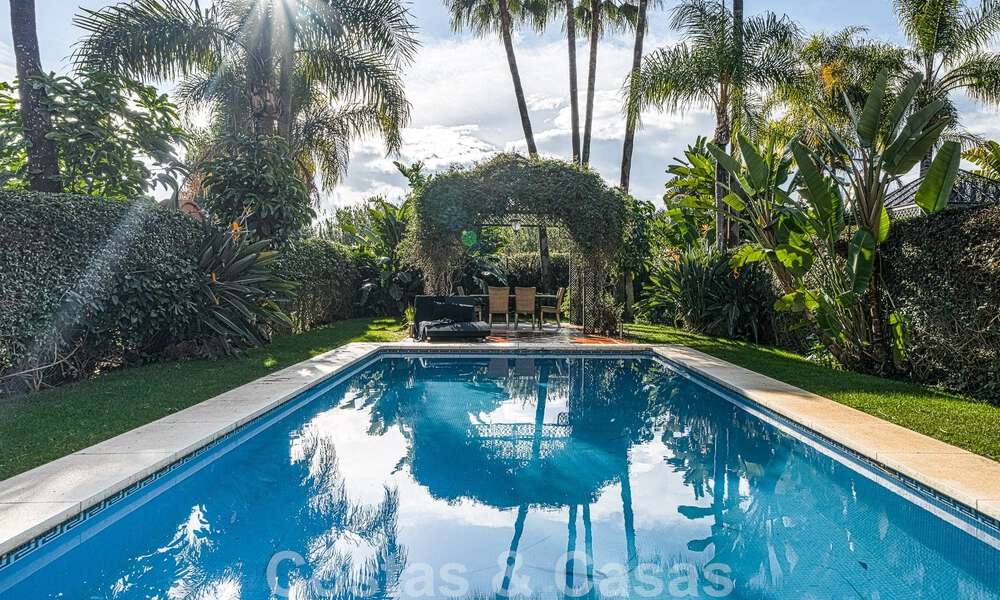 Halfvrijstaand huis in Spaanse stijl te koop in een prestigieuze urbanisatie op loopafstand van Puerto Banus en het strand in Nueva Andalucia, Marbella 49745