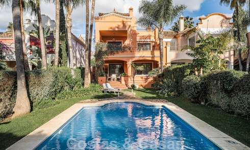 Halfvrijstaand huis in Spaanse stijl te koop in een prestigieuze urbanisatie op loopafstand van Puerto Banus en het strand in Nueva Andalucia, Marbella 49746