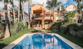 Halfvrijstaand huis in Spaanse stijl te koop in een prestigieuze urbanisatie op loopafstand van Puerto Banus en het strand in Nueva Andalucia, Marbella 49746 