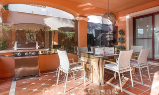 Halfvrijstaand huis in Spaanse stijl te koop in een prestigieuze urbanisatie op loopafstand van Puerto Banus en het strand in Nueva Andalucia, Marbella 49747 