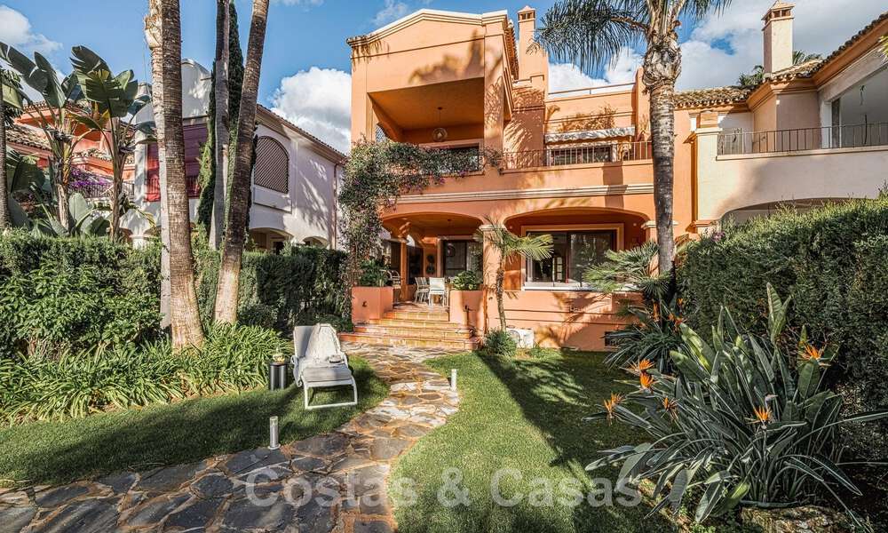 Halfvrijstaand huis in Spaanse stijl te koop in een prestigieuze urbanisatie op loopafstand van Puerto Banus en het strand in Nueva Andalucia, Marbella 49759