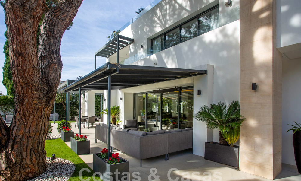 Moderne en luxueuze villa te koop, centraal gelegen op wandelafstand van het strand, beachside op de Golden Mile van Marbella 60478