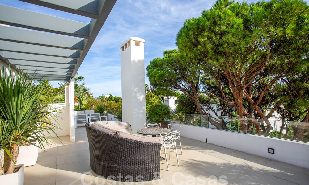 Moderne en luxueuze villa te koop, centraal gelegen op wandelafstand van het strand, beachside op de Golden Mile van Marbella 60494