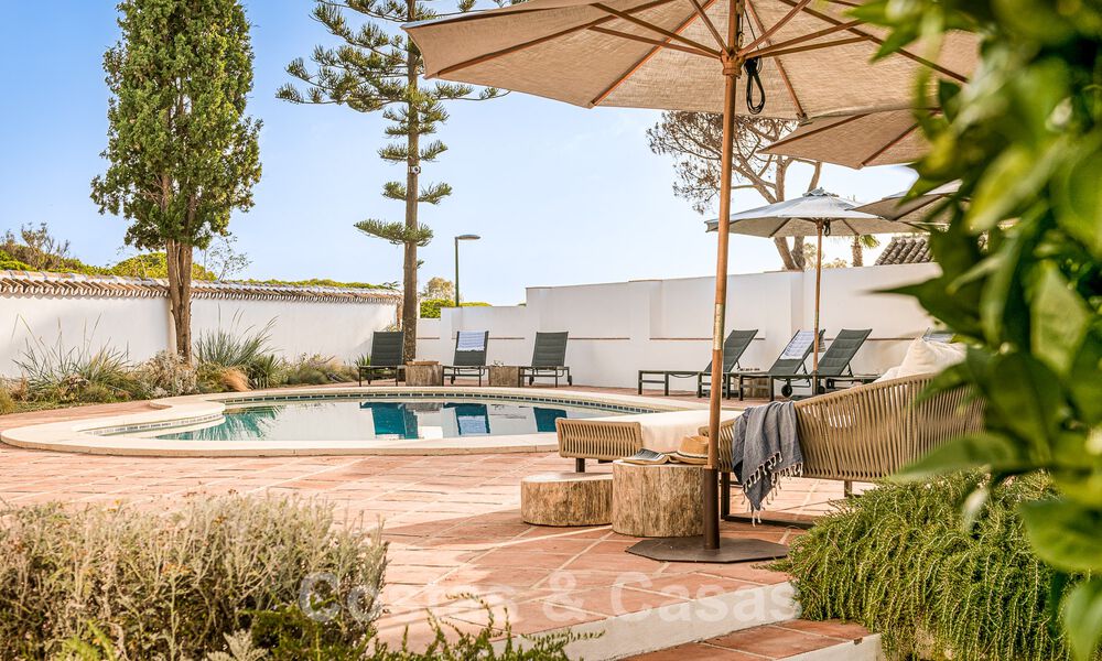 Charmante Spaanse luxevilla te koop, omgeven door natuurschoon en grenzend aan het duinenstrand in Marbella 49680