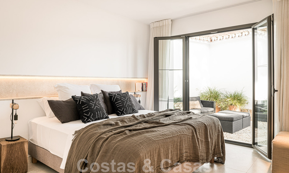 Charmante Spaanse luxevilla te koop, omgeven door natuurschoon en grenzend aan het duinenstrand in Marbella 49682