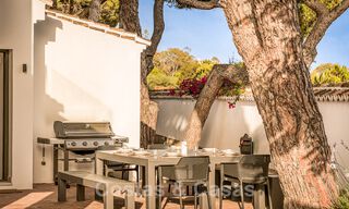 Charmante Spaanse luxevilla te koop, omgeven door natuurschoon en grenzend aan het duinenstrand in Marbella 49685 
