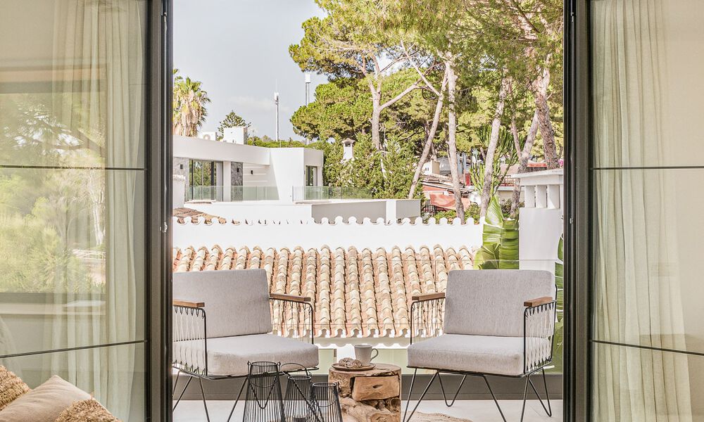 Charmante Spaanse luxevilla te koop, omgeven door natuurschoon en grenzend aan het duinenstrand in Marbella 49686