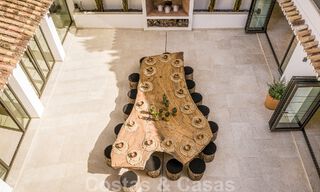 Charmante Spaanse luxevilla te koop, omgeven door natuurschoon en grenzend aan het duinenstrand in Marbella 49687 